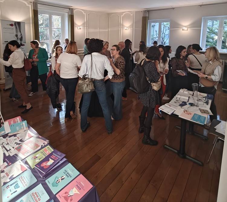 The image shows a lively indoor setting with people engaging in activities, likely at an event, with various pamphlets and items displayed on a table.
Le contenu généré par l’IA peut être incorrect.